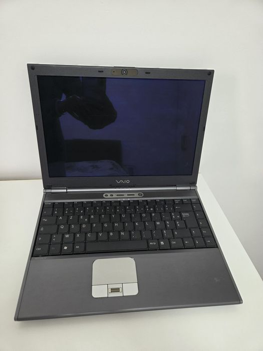 Sony VAIO PCG‑6Q1M – работещ с батерия и зарядно.