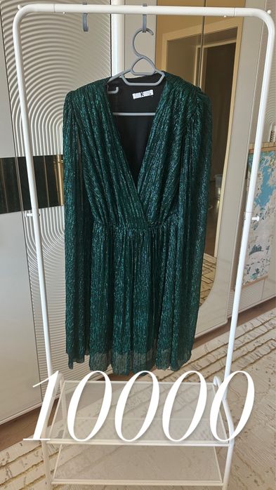 Женская одежда разная от шуб до платьев