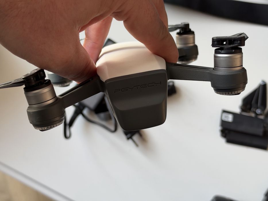 Dronă DJI Spark Pachet Complet + Telecomandă, Geantă, Hub Încărcare și 3 Acumulatori (Defecți/Pentru piese)