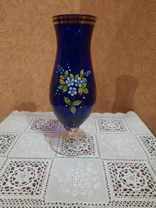 Красивая, изящная вазочка на ножке, Богемия, Чехословакия. Кобальтовое