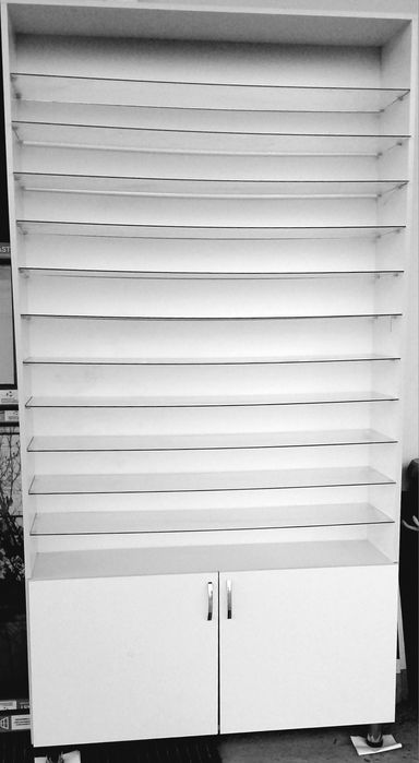 SHKAF VITRINA   Optika ochkiga mo'ljallangan sotiladi , holati  zo'r