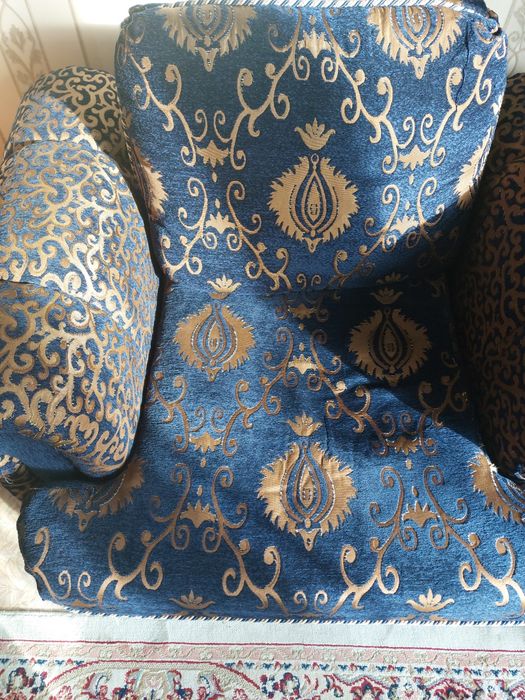 Диван с двумя креслами