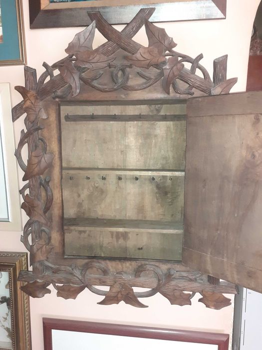 Стар рядък антикварен дървен шкаф за ключове Black Forest