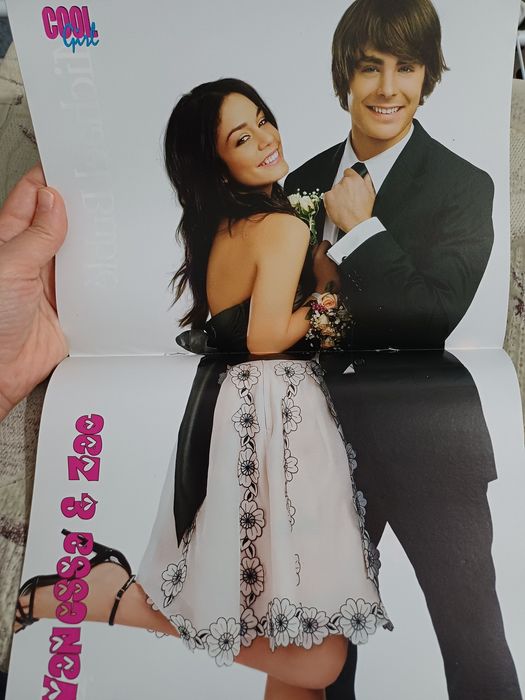 Vand revista Cool Girl februarie 2010, completă, cu Adela Popescu, cu 2 postere cu Michael Bublé si Vanessa si Zac in stare impecabilă