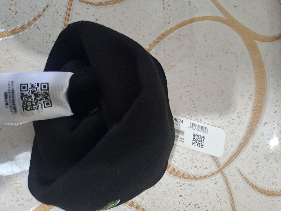 Vând căciula Lacoste nouă originală