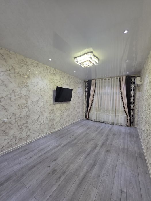 Срочно продаётся 2х комнатная квартира на 1 этаже с подвалом .6мкр,