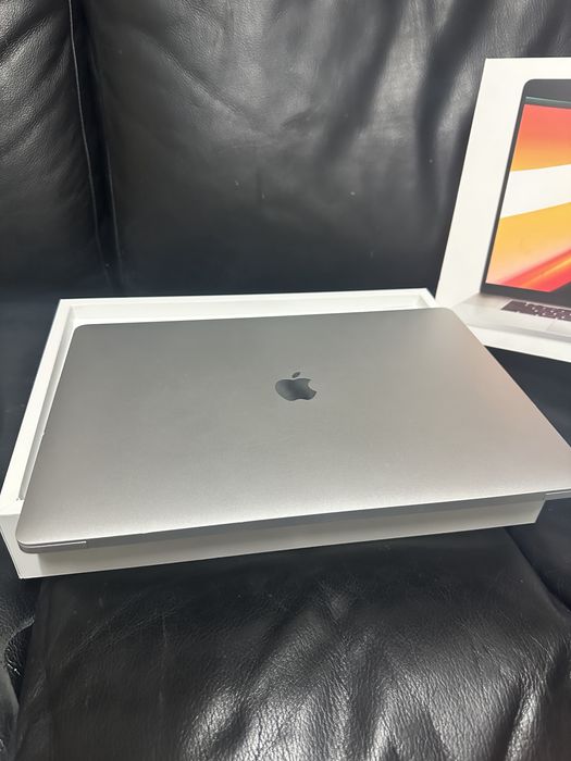 Vand Schimb Macbook Pro 16 32 Gb Ram 1 Tb SSD 4GB Video Cutie completa