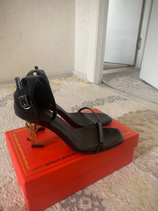 Brend tufli ayollar uchun