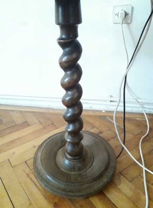 Veioza din lemn sculptat