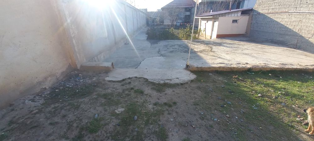 Шахар марказида катта ховли