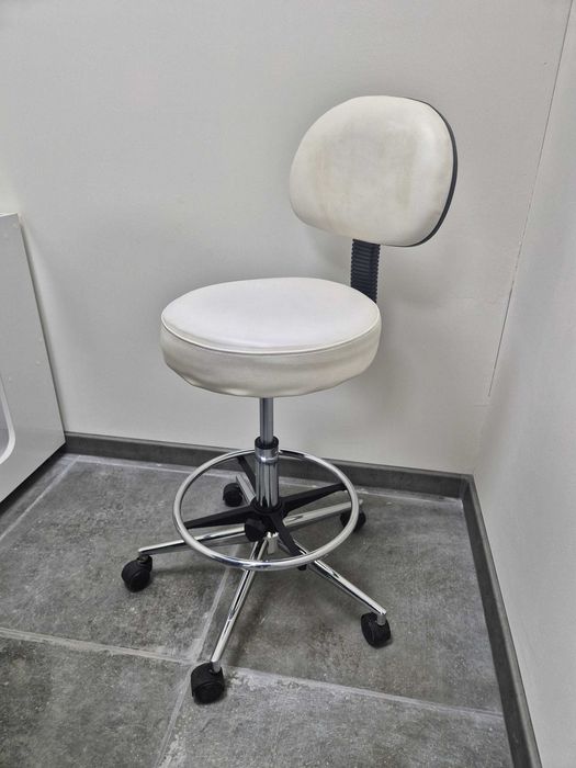 Козметично легло, козм. стол, дървена витрина извита, помощна маса