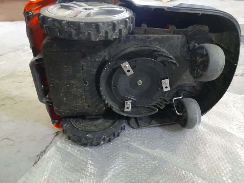 SUPER OFERTA Masina tuns iarba robitizata