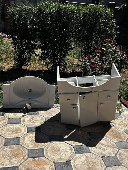 Продам раковину с тумбой