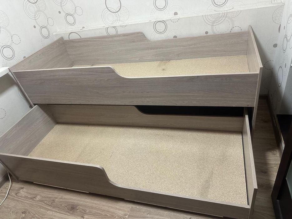 Продам выдвижную двухъярусную кровать.