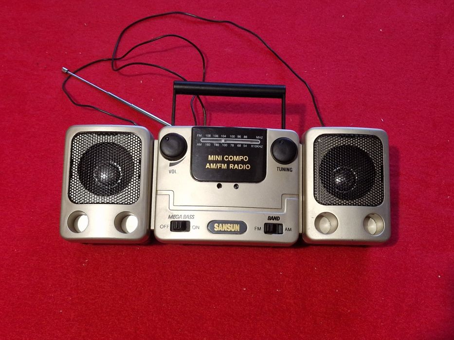 Mini radio cu boxe detașabile perfect funcțional