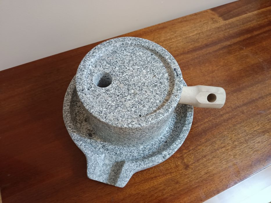 Мельница каменная, жернова