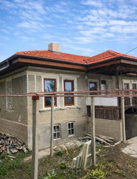 Реновирана къша с голям двор в село Драганово