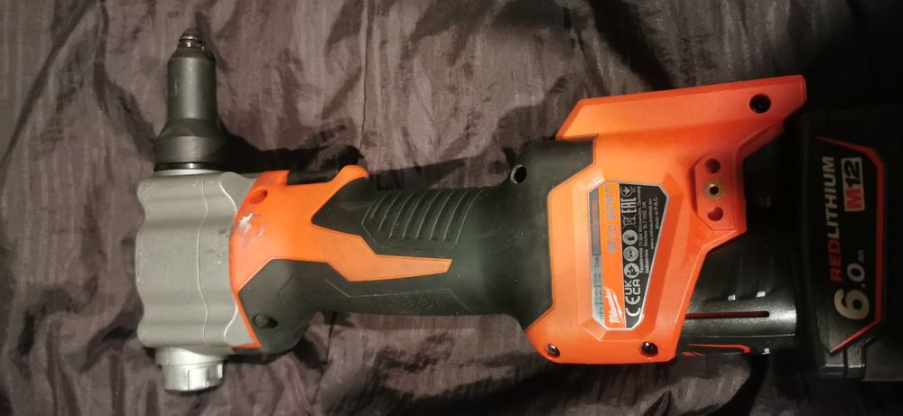 vand pistol pentru pop-nituri cu acumulator Milwaukee M12 BPRT.