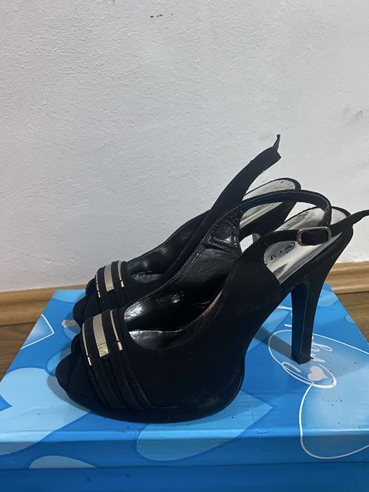 Sandale cu toc negre