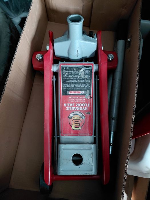 Домкрат автомобильный