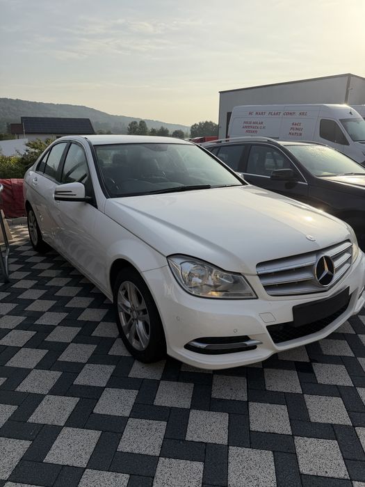 Dezmembrez  vand Mercedes C220 cdi