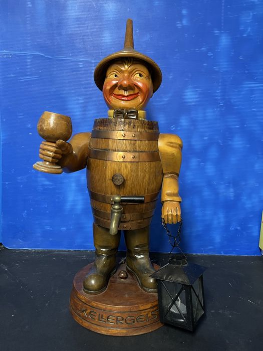 Рядка,стара рекламна фигура на бранд немско вино “Kellergeist”