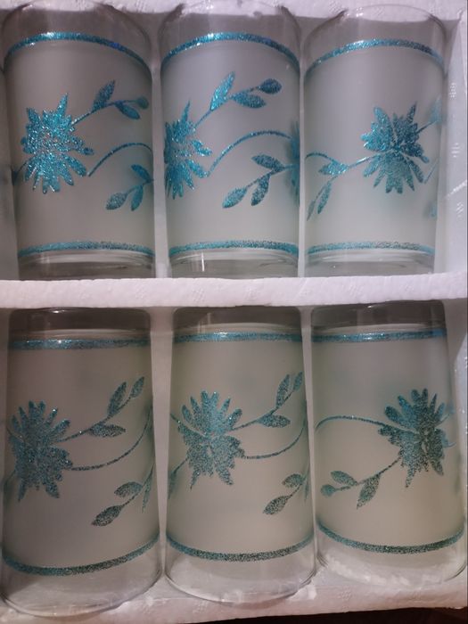 Чаши, купа и две вази