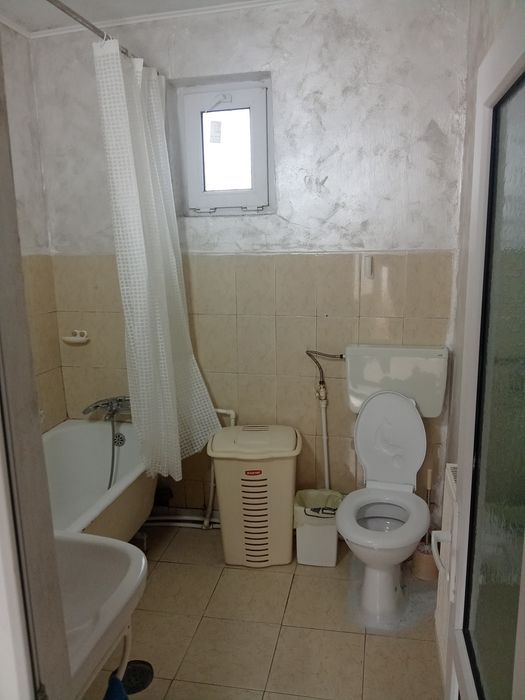 inchiriez  garsoniera cu intrare separata parter