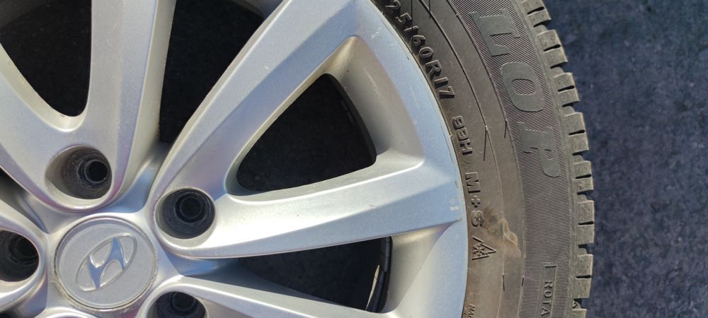 Продавам зимни гуми с джанти Dunlop 225/60/17 6.5mm на 2 сезона Hyundai Tucson