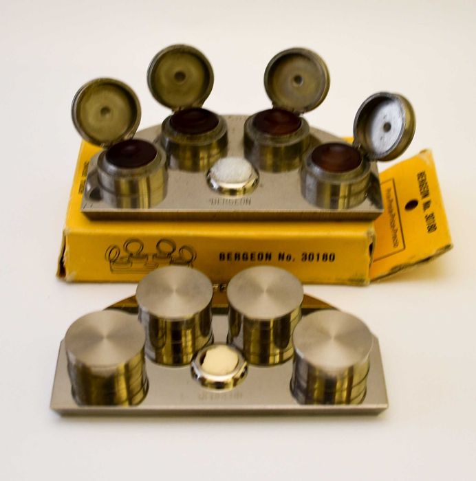 РЯДЪК ЧАСОВНИКАРСКИ УЧЕБНИК.СПЕЦИАЛИЗИРАНА ЧАСОВНИКАРСКА ЛИТЕРАТУРА - РЕМОНТ НА МЕХАНИЧНИ ЧАСОВНИЦИ.КНИГА ЗА ЧАСОВНИЦИ,СХЕМИ УСТРОЙСТВО НА МЕХАНИЗМИТЕ