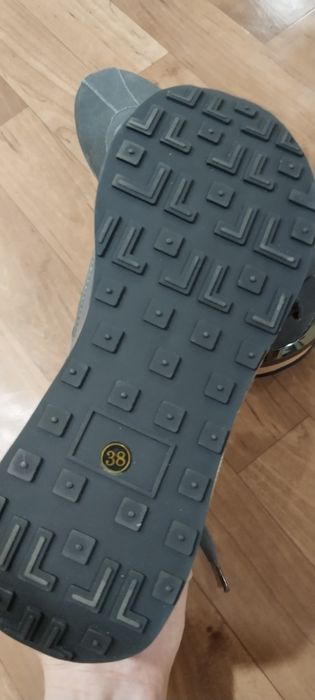 Продам женские кроссовки