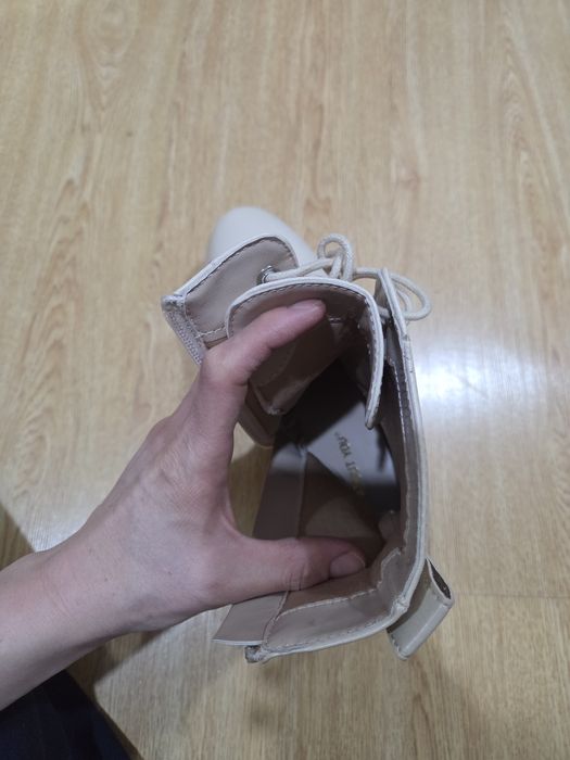 ботинки модель бренда Stradivarius.