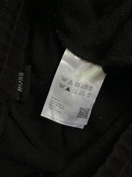 Мъжки къси панталонки : HUGO BOSS XXL