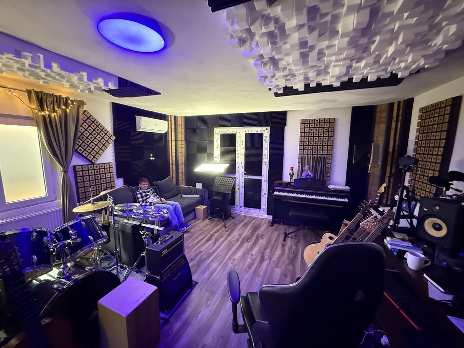 Lecții de chitară, bas, tobe, pian și ukulele - Fizic & Online