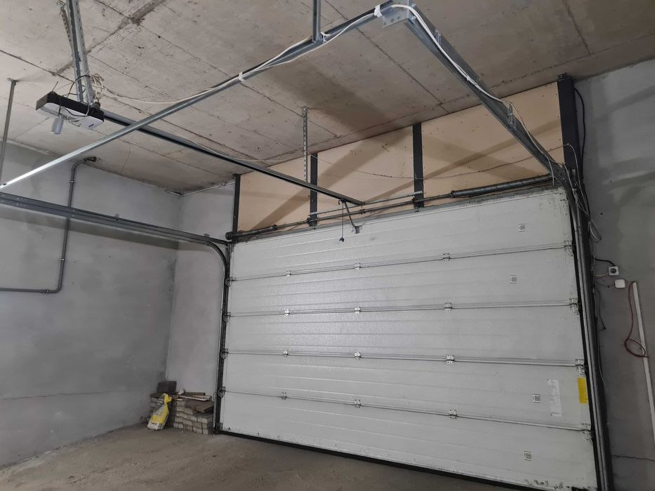 Секционна гаражна врата