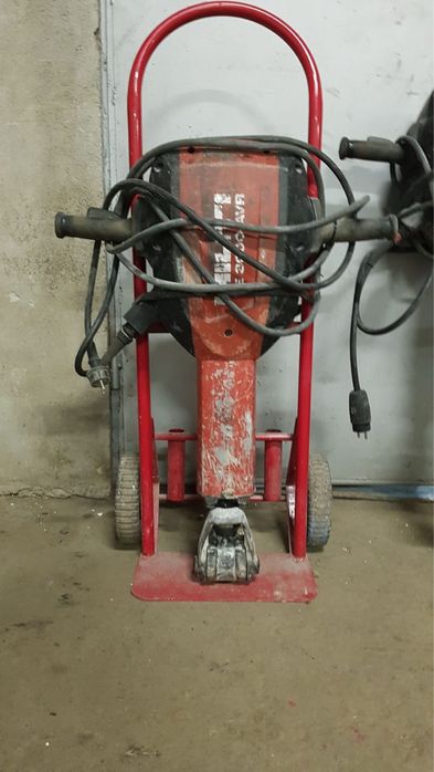 Închiriez betoniera+ roaba/ Generator / Picamer/ Asigur personal