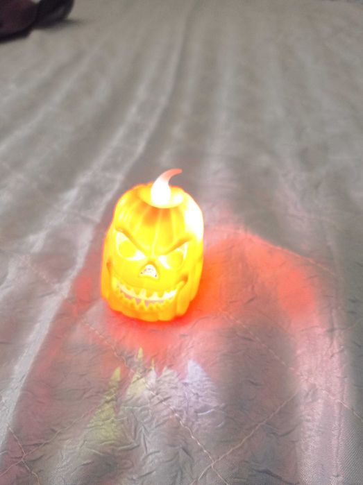 Играчки: топка, тиква, извънземно, пумпал, макетни колички