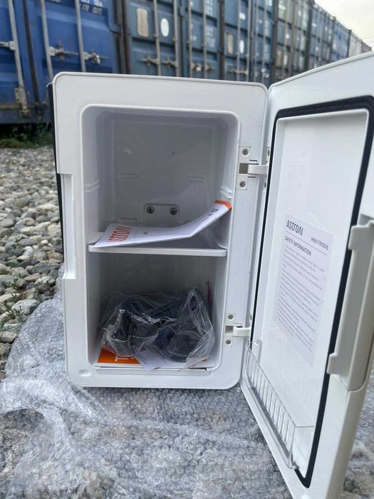 Mini frigider AstroAI 2 în 1,  6 litri, cu funcție de răcire/încălzire