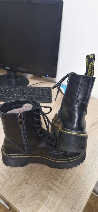 Bocanci cu platforma Dr. Martens