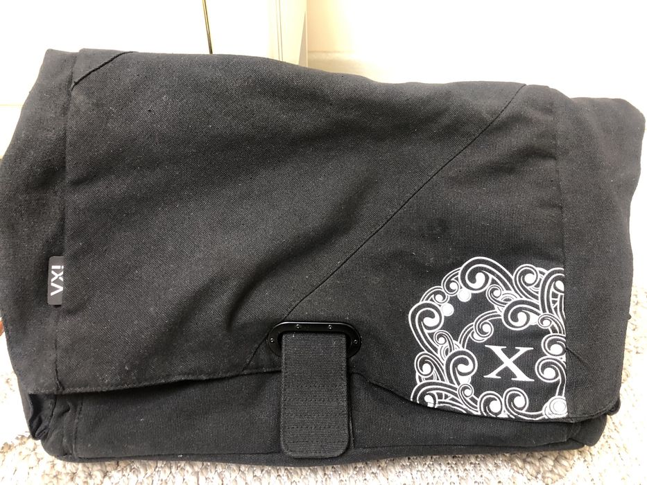 Продается сумка для ноутбука 17 дюймового. Цена 100 тыс сум.