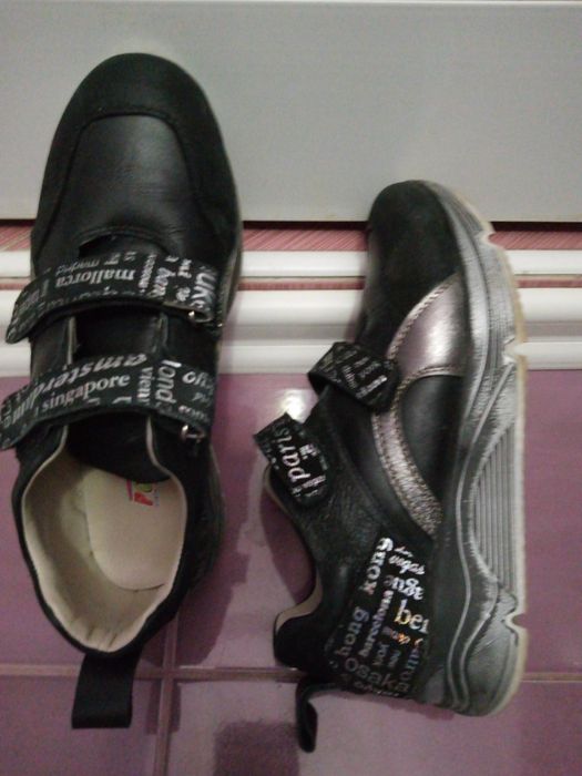 Два вида спортни обувки номер 36