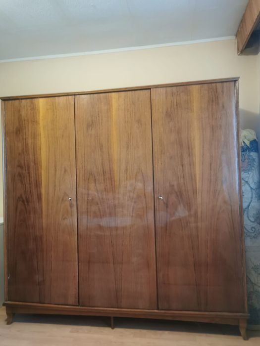 Dulap cu trei uși cu furnir nuc