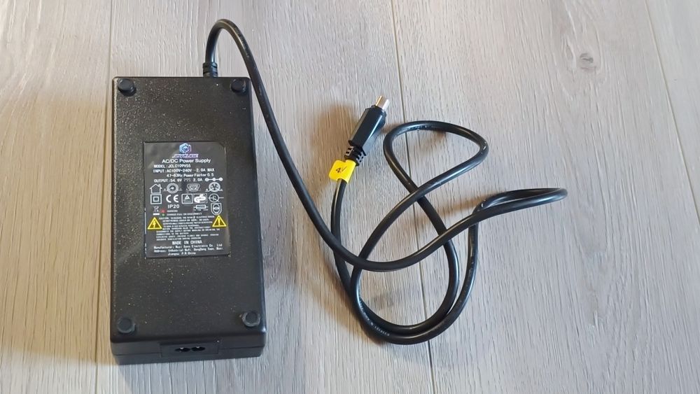 Încărcător bicicleta electrica Fischer mufa trapez 5 pini  pentru 48V