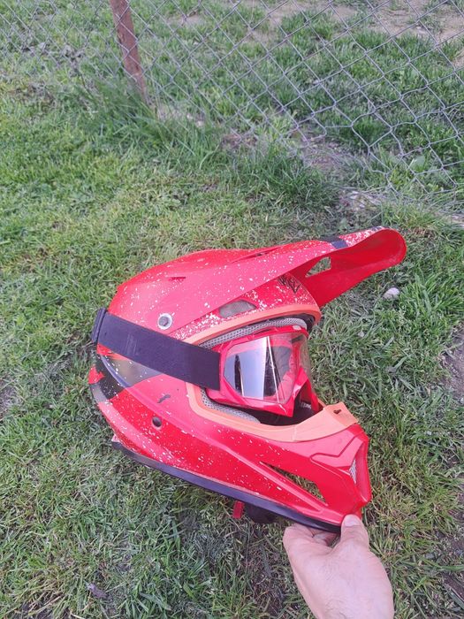 Vând casca moto, atv