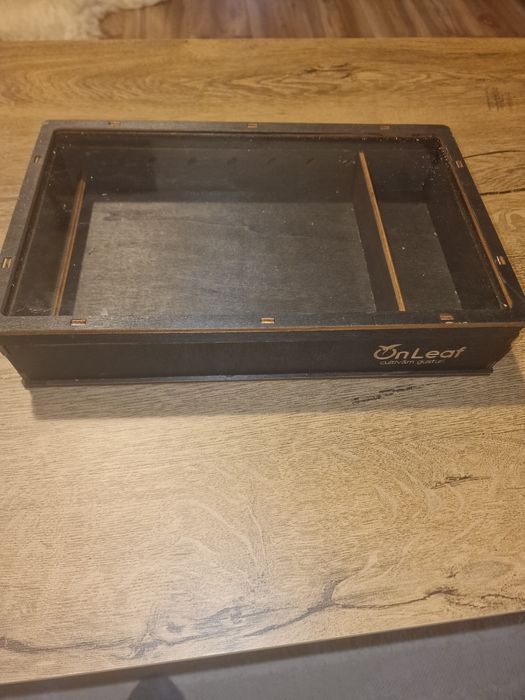 Cutie neagra din lemn cu capac de sticla