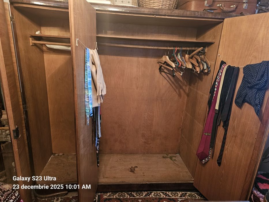 Mobilier foarte vechi