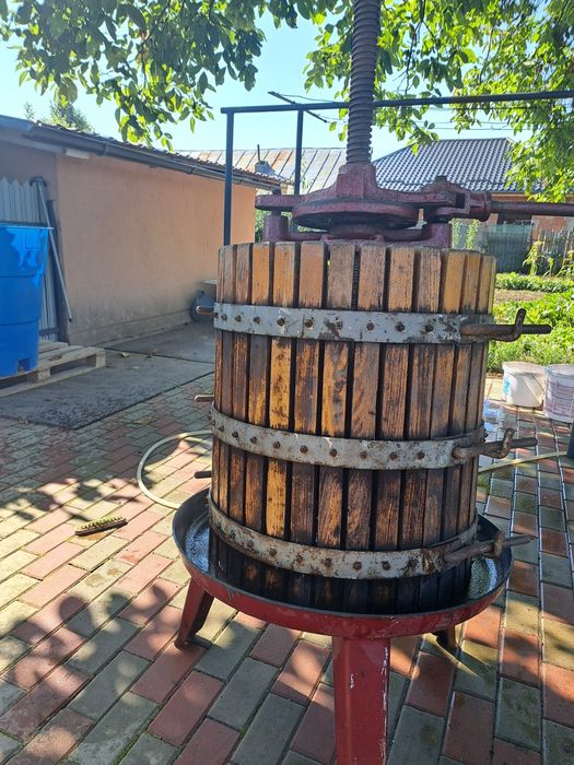 Vând teasc struguri