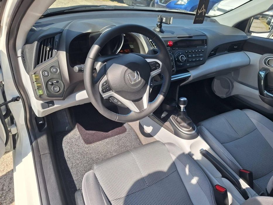 Продава се Honda CR-Z 1.5 Hybrid, 2010 г., в красив цвят бяла перла, с ръчна 6-степенна скоростна кутия