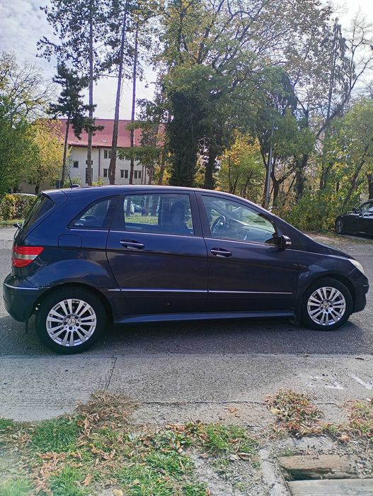 Mercedes-Benz B 180