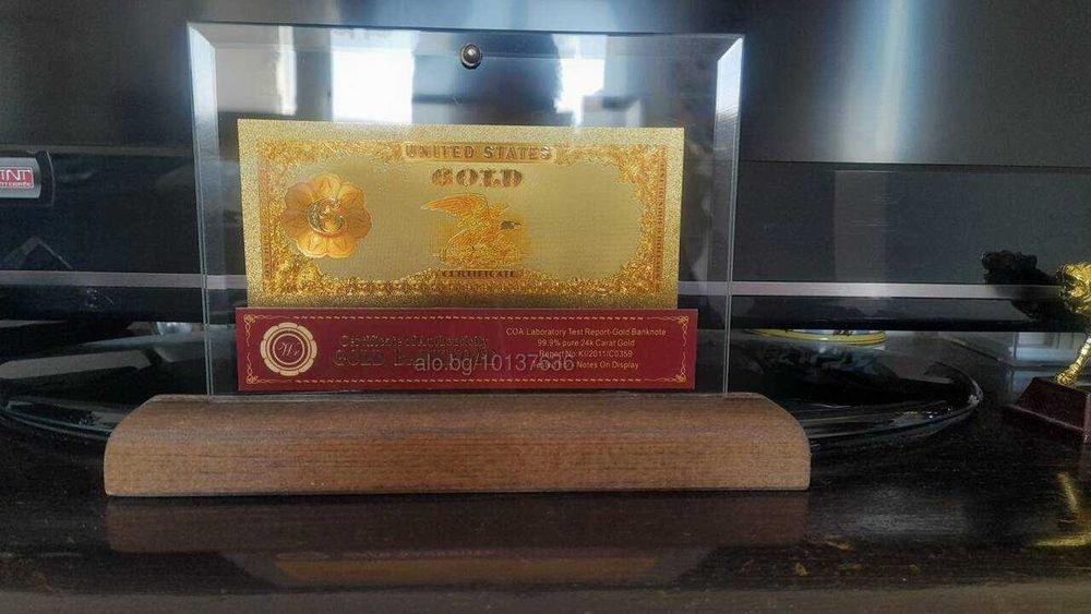 Сувенири в стъклена поставка